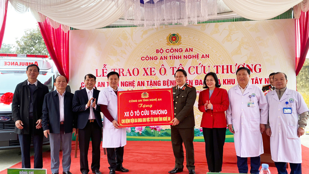 CÔNG AN TỈNH NGHỆ AN TẶNG XE CỨU THƯƠNG CHO BỆNH VIỆN ĐA KHOA KHU VỰC TÂY NAM NGHỆ AN