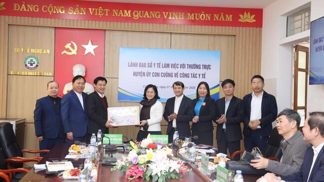 Lãnh đạo Sở Y tế làm việc với Thường trực huyện uỷ Con Cuông về công tác Y tế