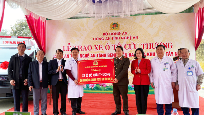 CÔNG AN TỈNH NGHỆ AN TẶNG XE CỨU THƯƠNG CHO BỆNH VIỆN ĐA KHOA KHU VỰC TÂY NAM NGHỆ AN
